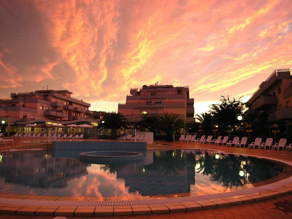 Ihr Residence Hotel Le Terrazze Grottammare Bagian luar foto