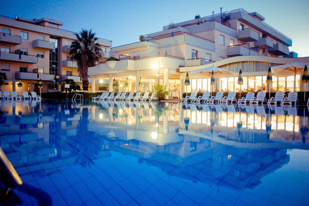 Ihr Residence Hotel Le Terrazze Grottammare Bagian luar foto